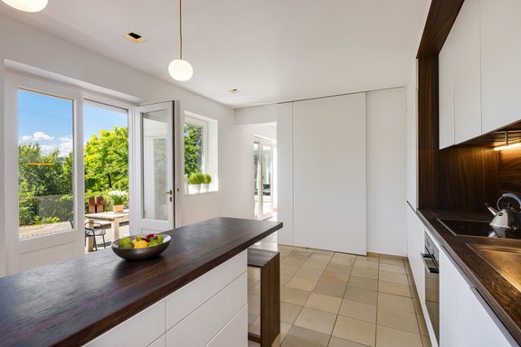 Küche mit Terrassenzugang