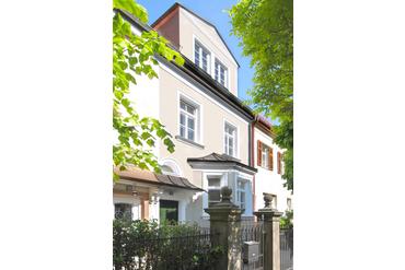 Charming art nouveau townhouse with idyllic garden in the historic villa colony Gern