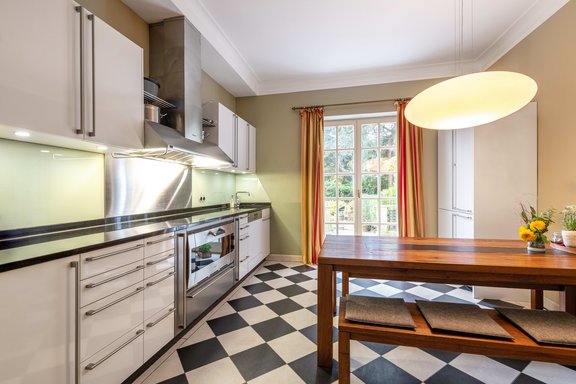 Stilvoll-elegante Wohnküche