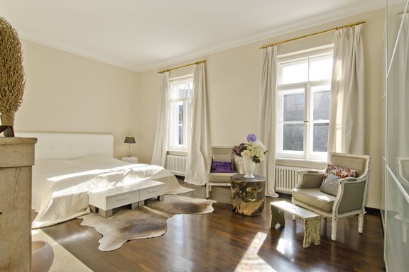 Masterschlafzimmer mit Kamin