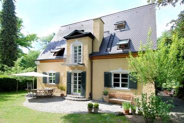 Charming townhouse with old building flair in best location Nymphenburg near the castle wall