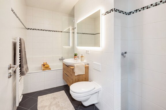 Bathroom (virtually furnished)