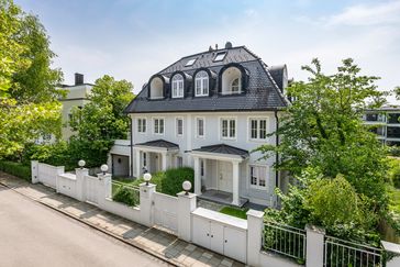 Objektvideo ansehen: Sonnige, familiengerechte Doppelhaushälfte mit Aufzug und Südgarten