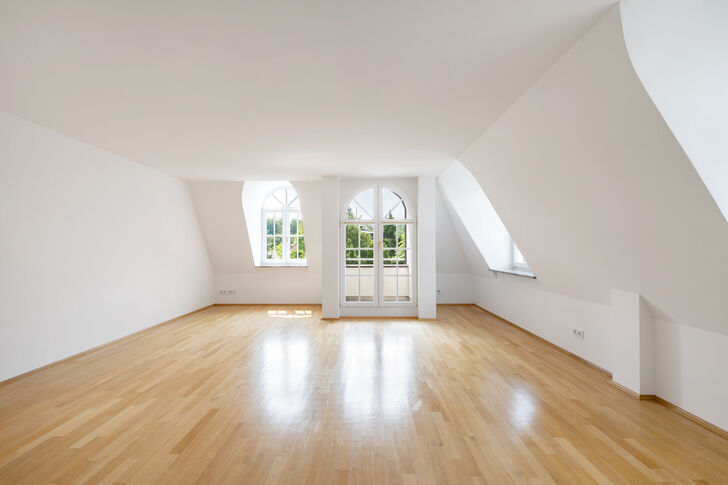 Großzügiges Zimmer im 1. Dachgeschoss