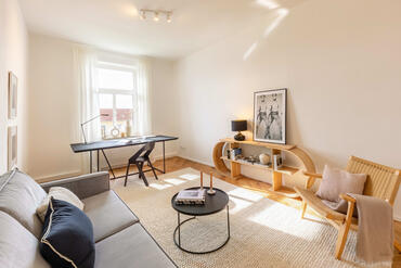 Bezugsbereite, lichterfüllte 4-Zimmer-Altbauwohnung mit Wohnküche und Balkonen