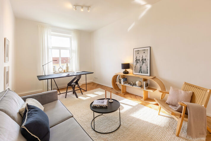 Bezugsbereite, lichterfüllte 4-Zimmer-Altbauwohnung mit Wohnküche und Balkonen