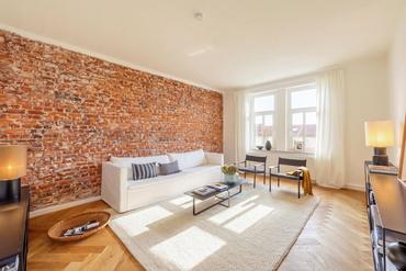 Ready-to-move-in, bright 4-bedroom apartment in an older building with an open-concept kitchen and balconies