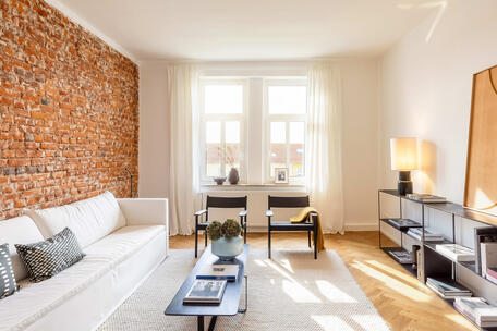 Ready-to-move-in, bright 4-bedroom apartment in an older building with an open-concept kitchen and balconies