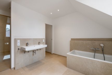 Bad mit Dusche und Wanne