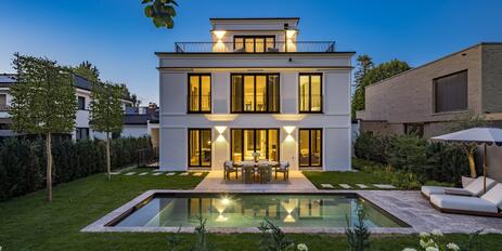 Bezugsfertiger Neubau: Luxuriöse Highend-Villa mit kosmopolitischem Flair und Pool