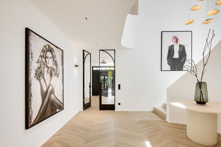 Spacious entryway