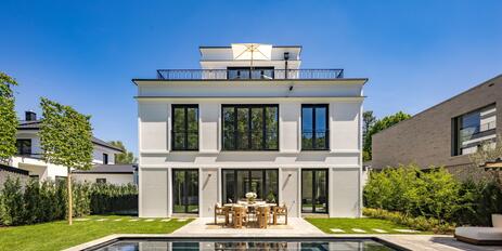Bezugsfertiger Neubau: Luxuriöse Highend-Villa mit kosmopolitischem Flair und Pool