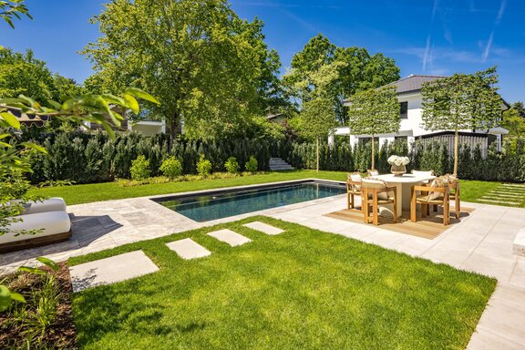 Großer Garten mit Pool, Lounge und Terrasse