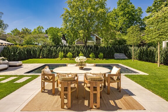Sonniges Outdoor-Paradies mit Pool