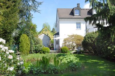 Bildschön ausgestattetes Eckhaus mit zauberhaftem Südwestgarten