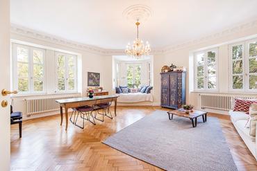 Beautifully renovated 4-room old building apartment with south-facing terrace in charming vintage style