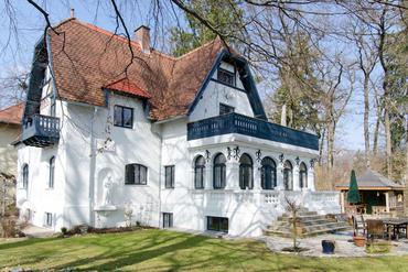 Beautifully renovated art nouveau villa from 1902 with beautiful south garden