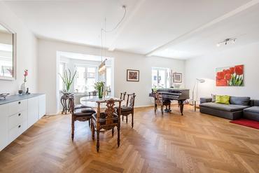 Beautifully renovated 3 room old building apartment with perfect cut and balcony in quiet top location