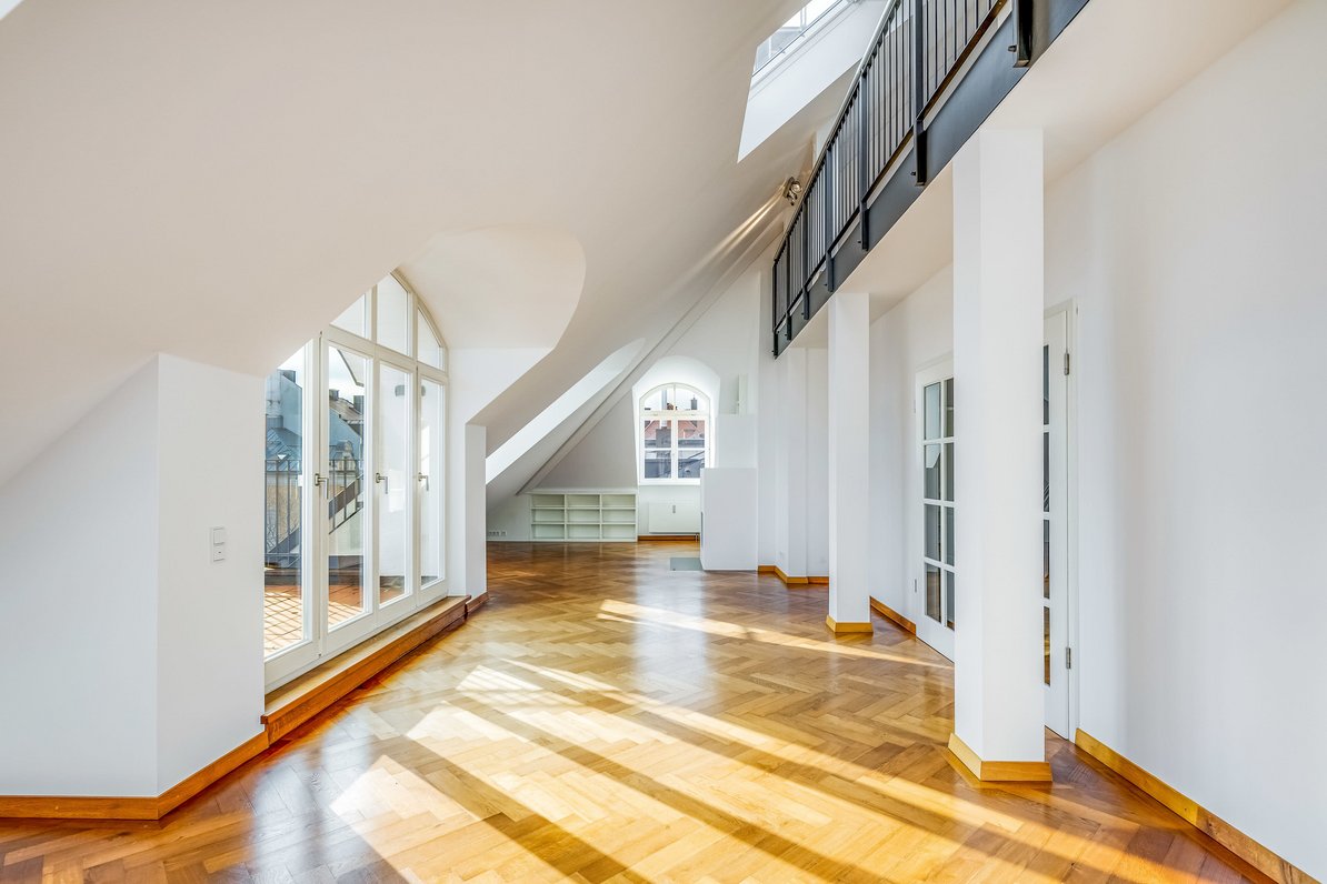 Spacious living/dining area