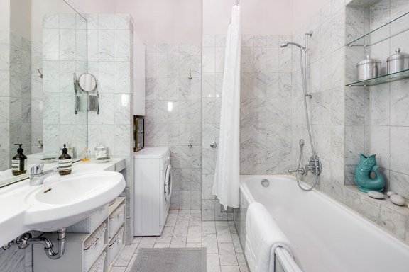 Bad mit Marmorfliesen