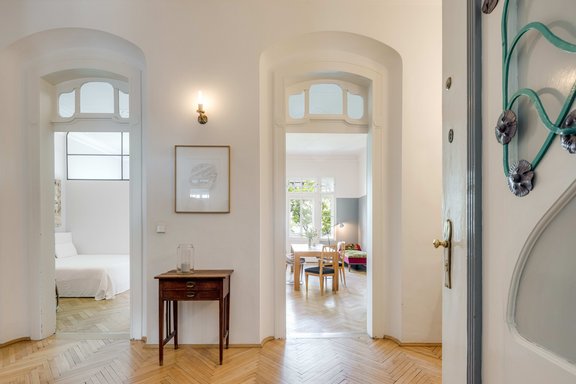 Historische Türen mit Oberlichtern