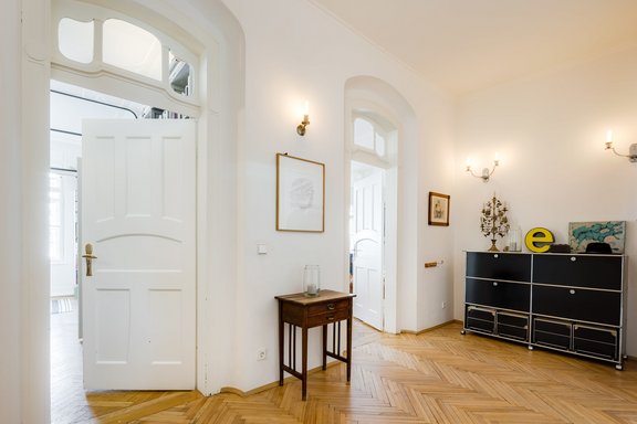 Historische Türen mit Oberlichtern