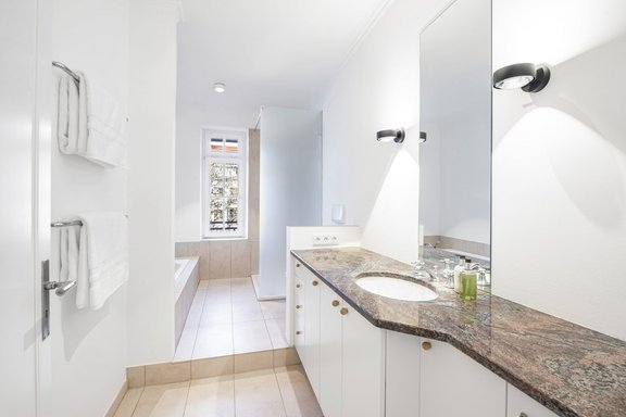 Bad mit Wanne und Dusche