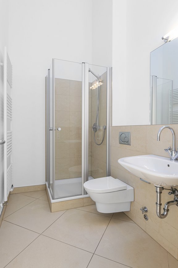 Children's/guest shower room