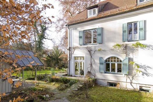 Hausansicht und Blick in den Garten