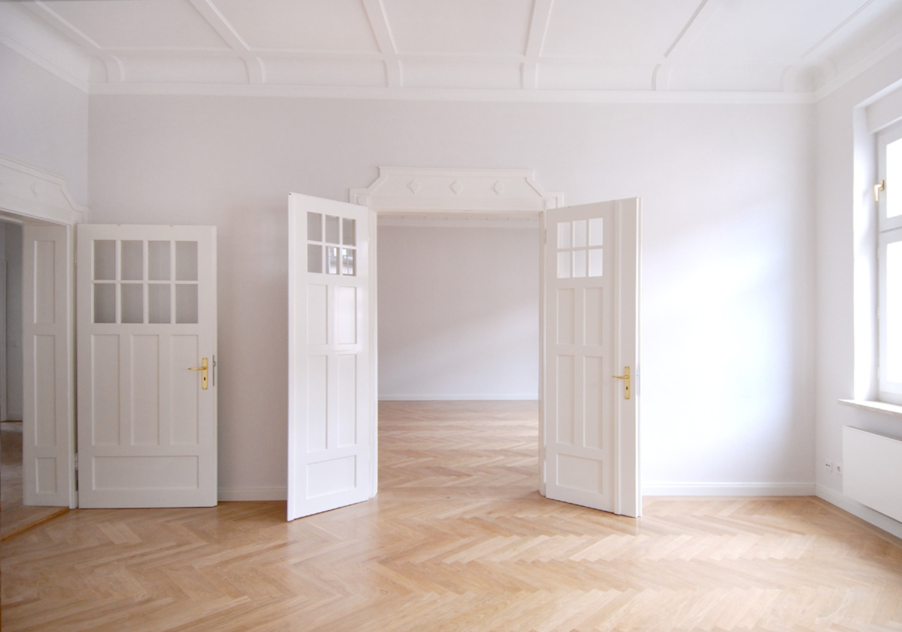 Bildschöne Drei-Zimmer-Jugendstil-Altbauwohnung mit Stuck und zwei Balkonen