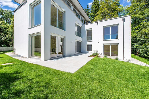 Modernes Zuhause mit Garten