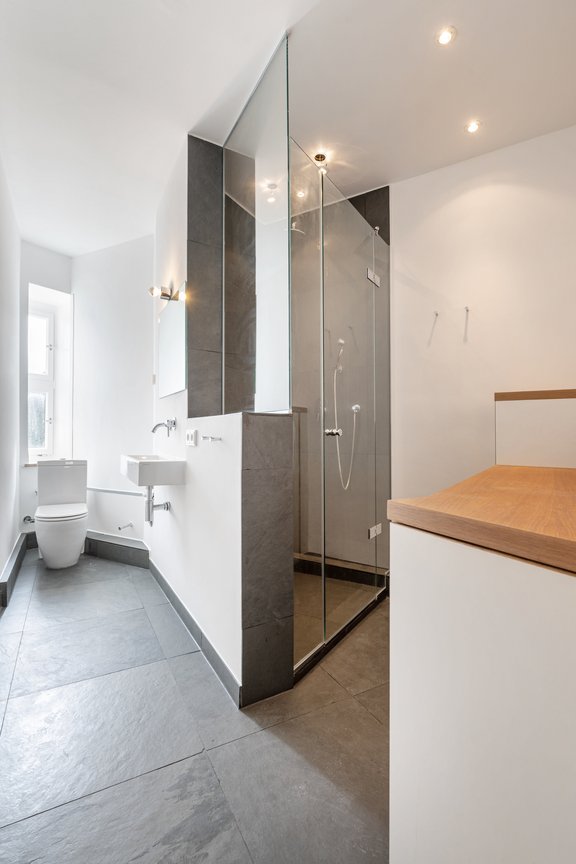 Hochwertig ausgestattetes Duschbad