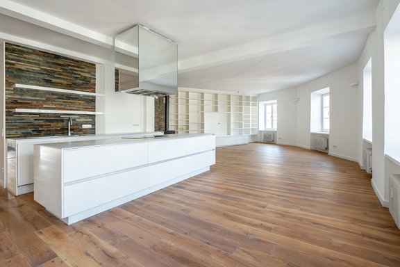 Wohn-/Ess-/Kochbereich mit Kamin