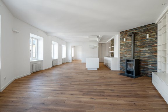 Wohn-/Ess-/Kochbereich mit Kamin