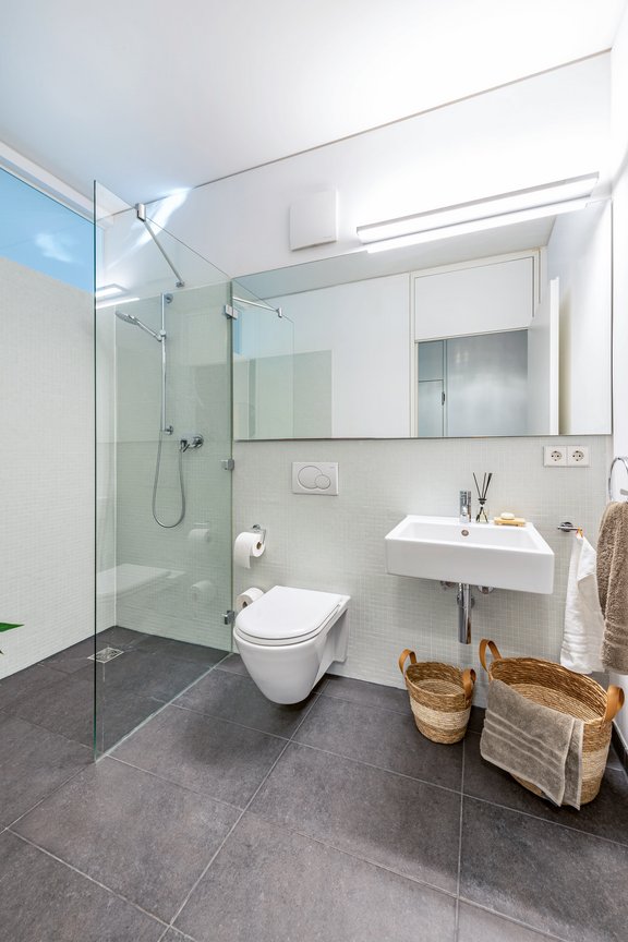 Helles Gäste-Duschbad