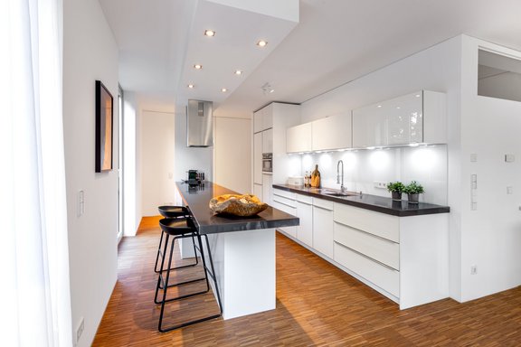 Geräumige, moderne Küche