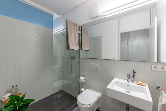 Helles Gäste-Duschbad