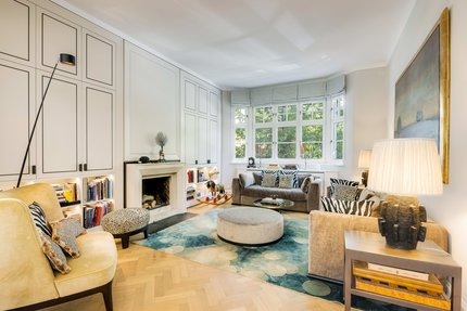 Wohnzimmer mit Erker und Kamin