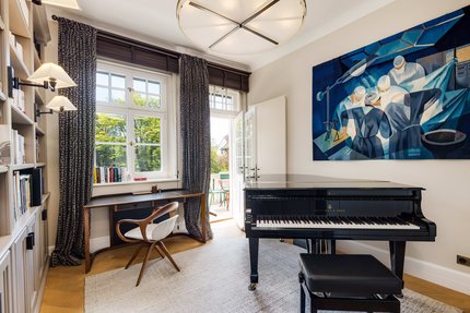 Arbeitszimmer mit Balkonzugang