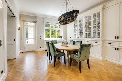 Essen mit Gartenblick