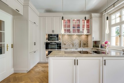 Schreinerküche mit Naturstein