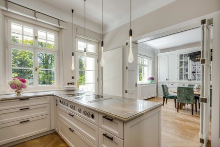 Küche mit Blick in den Garten