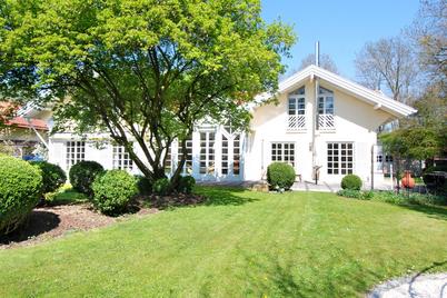 Bildschöne Landhausvilla mit mediterranem Charme in direkter Seenähe