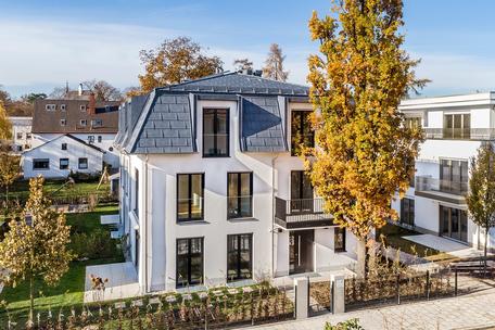 Beautiful, light-filled penthouse apartment with 4 rooms and roof terrace