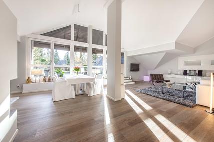 Bildschöne, stilvoll modernisierte 3-Zimmer-Wohnung mit sonniger Terrasse in ruhiger Villenlage