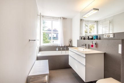 Bad mit Wanne und Dusche