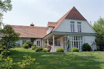 Bildschöne Villa mit einzigartigem Seegrundstück
