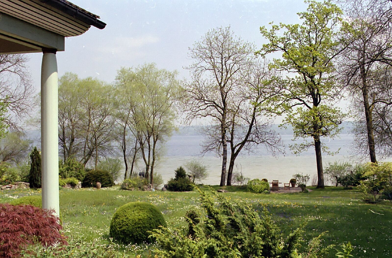 Blick vom Haus auf den See