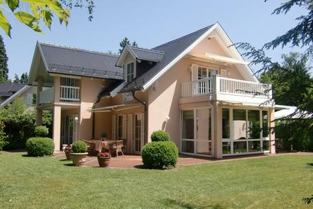 Bildschöne Villenhälfte im mediterranen Stil mit zauberhaftem Südgarten