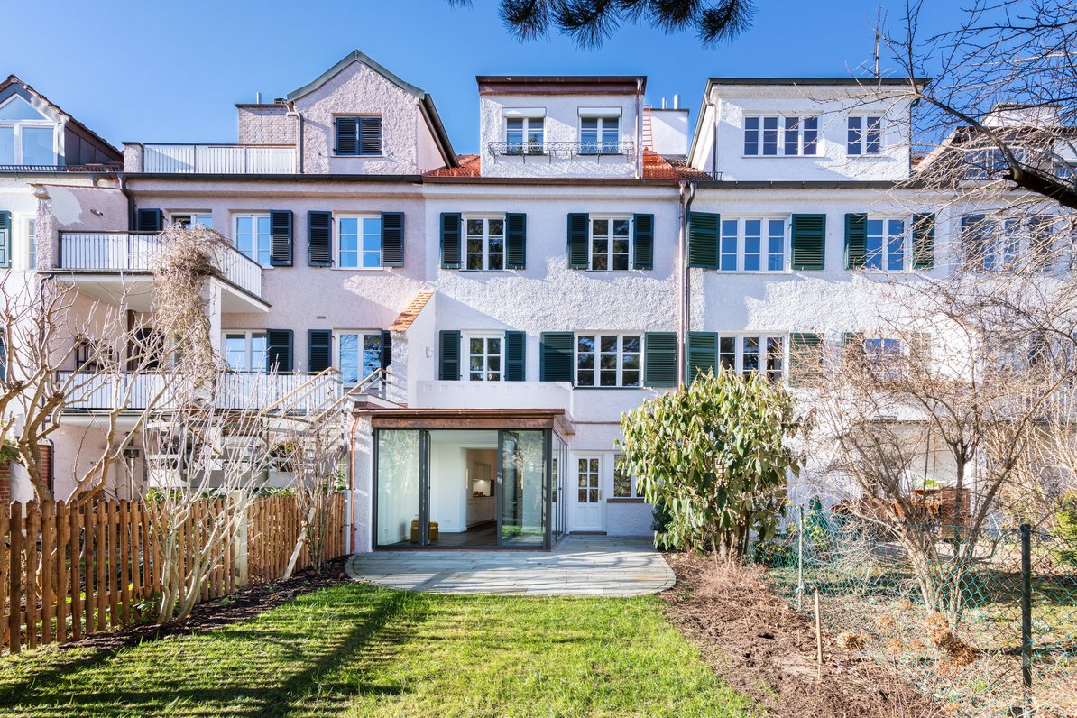 Townhouse with glass extension